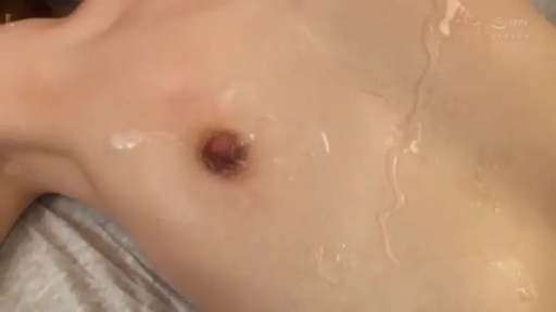 室内 · 全裸 · 胸部特写 · 不可见 · 躺卧 · 液体 · 淋油