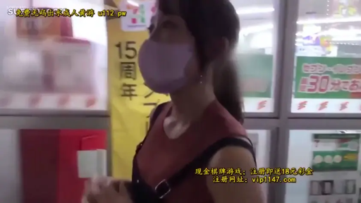 站立 · 侧脸 · 无袖背心 · 商店门口