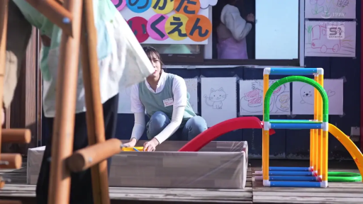 专注 · 蹲姿 · 绿色围裙 · 户外 · 沙盒 · 幼儿园操场 · 整理玩具