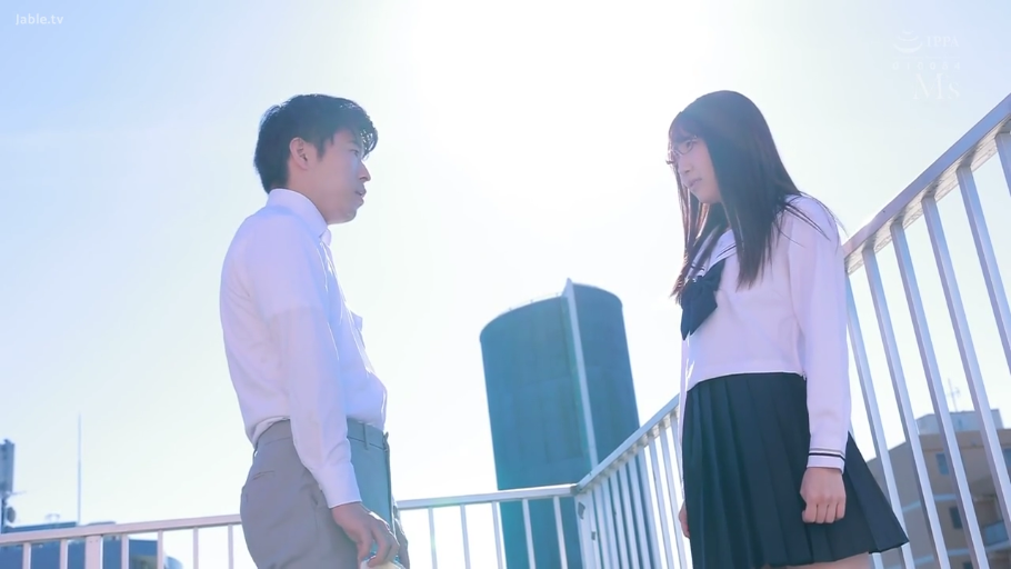 会話 · 真剣 · 制服 · メガネ · 站立 · 全景 · 屋外 · 楼顶