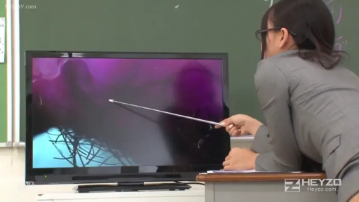 側面 · 教室 · 专注 · 彎腰 · 灰色西装 · 教学 · 女教师 · 指示棒