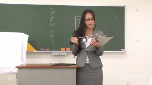 室内 · 蹲姿 · 腿部 · 微笑 · 俯视角度 · 制服连衣裙 · 低头观察 · 电线