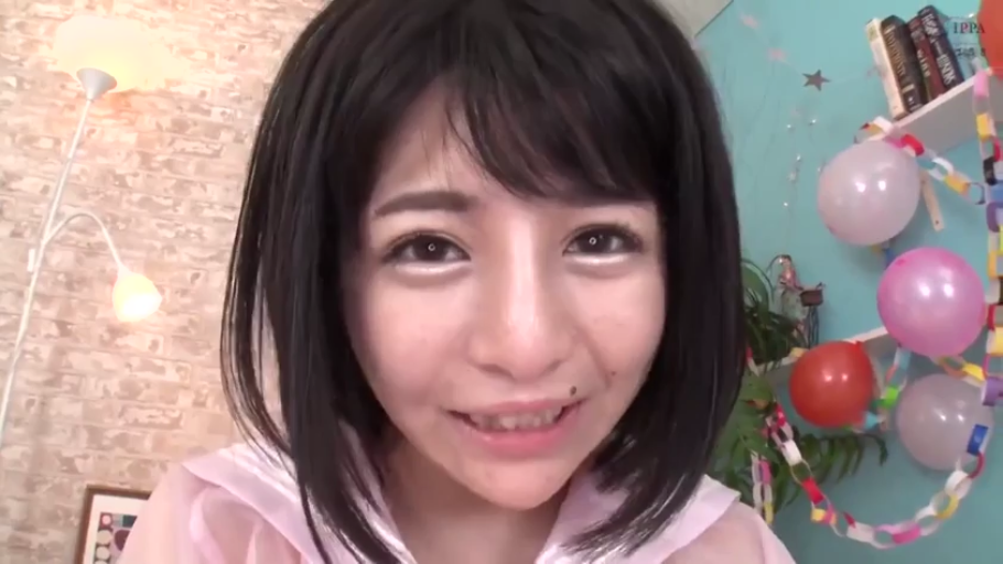 俯身 · 脸部特写 · 对视 · 房间 · 水手服 · 短发 · 气球 · 俏皮