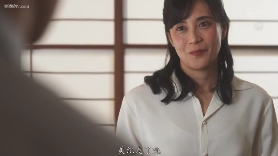 和室 · 微笑 · 白色衬衫 · 对视 · 熟女 · 正面 · 胸部以上