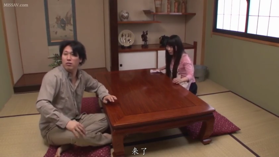 坐姿 · 和室 · 全景 · 自然 · 衬衫 · 矮桌 · 擦桌子 · 日本