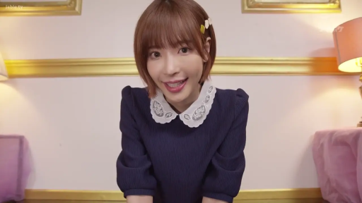 跪坐 · 卧室 · 中景 · 微笑 · 台灯 · 居家 · 对视 · 海军蓝上衣