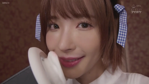 室内 · 俯身 · 脸部 · 微笑 · 近景特写 · ASMR · 白衬衫与发饰 · 仿真耳麦