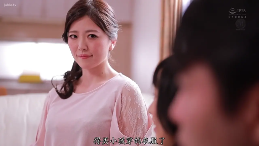 室内 · 坐姿 · 微笑 · 半身 · 粉色上衣 · 熟女 · 眼神交流