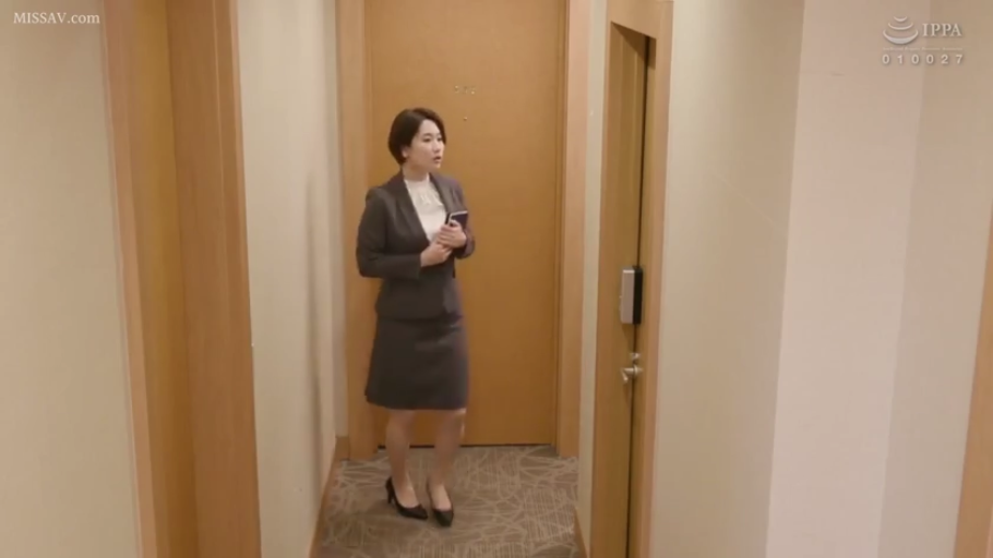 全身 · 站立 · 职业装 · 走廊