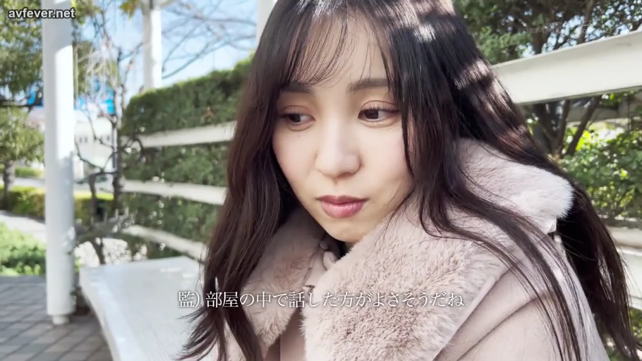 Sitting Posture · Close-up of the face · 长发 · 倾听 · 户外公园 · 微忧郁 · 毛绒领大衣