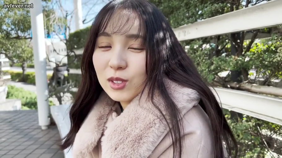 会話 · 顔部のクローズアップ · 站立 · 目を細める · 街头采访 · 户外公园 · 毛皮襟コート