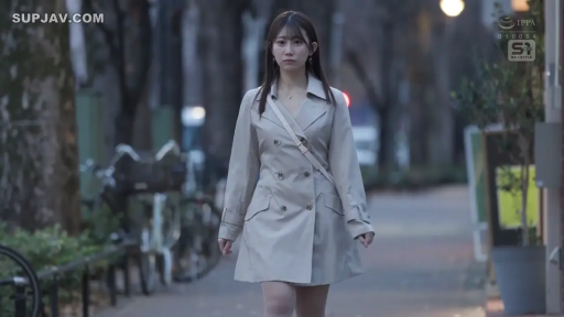 全景 · 平静 · 街道 · 行走 · 户外 · 风衣 · 单肩包 · 漫步