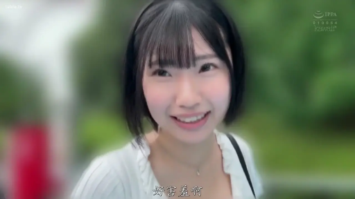 臉部特寫 · 站立 · 白色上衣 · 户外