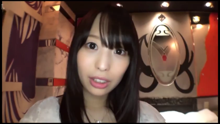 脸部特写 · 白色蕾丝上衣 · 注视 · 情趣酒店 · 微张口 · 正面对镜头