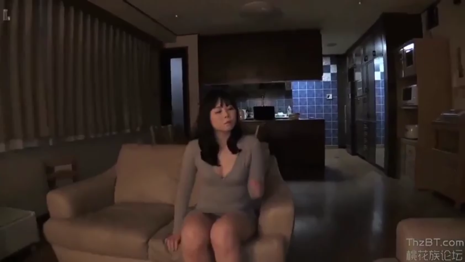 室内 · 脸部特写 · 全裸 · 俯卧 · 特写 · 渴望 · 凝视镜头