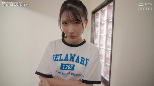 室内 · 上半身特写 · 白色T恤 · 凝视镜头 · 马尾辫 · 抱胸站立 · 不满表情