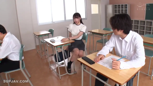 座り姿勢 · 灰色のショートスカート · 教室 · 平凡 · 遠景 · 試験 · 試卷 · 学園もの