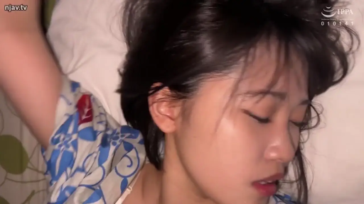 面部 · 闭眼 · 枕头 · 床上 · 侧卧 · 睡眠 · 黑发 · 印花上衣