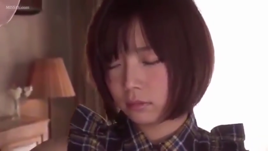 格子襯衫 · 室內 · 沉思 · 低頭 · 閉眼 · 檯燈 · 面部特寫 · 短发