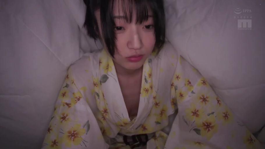 室内 · 坐姿 · 委屈 · 面部特写 · 凝视 · 被褥 · 短发 · 浴衣