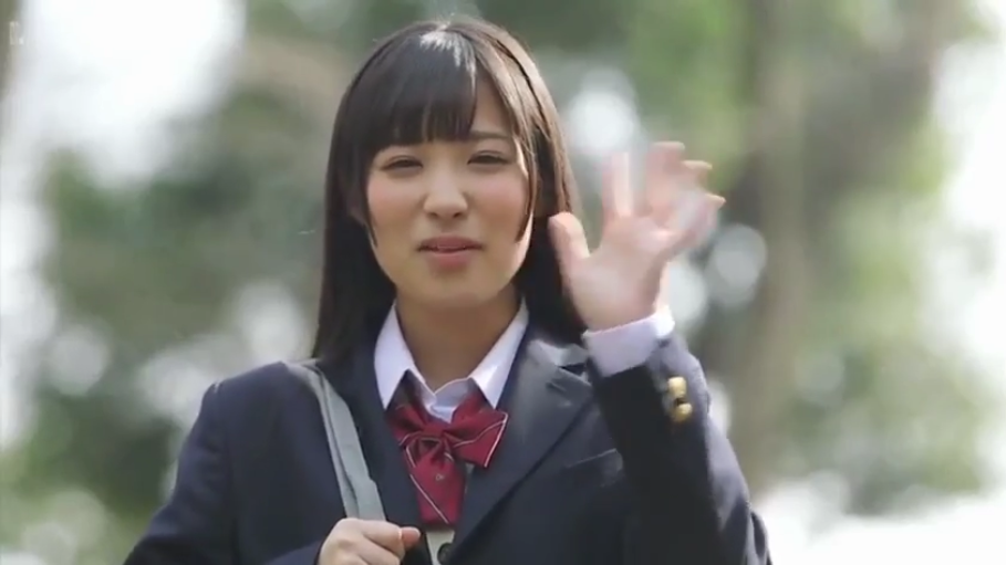 站立 · 微笑 · 半身 · 户外 · 挥手 · 西装外套 · 背带 · 黑发