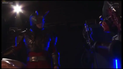 站立 · 中景 · 对峙 · 影棚 · 蒙面 · 盔甲 · 特摄题材 · 英雄皮套