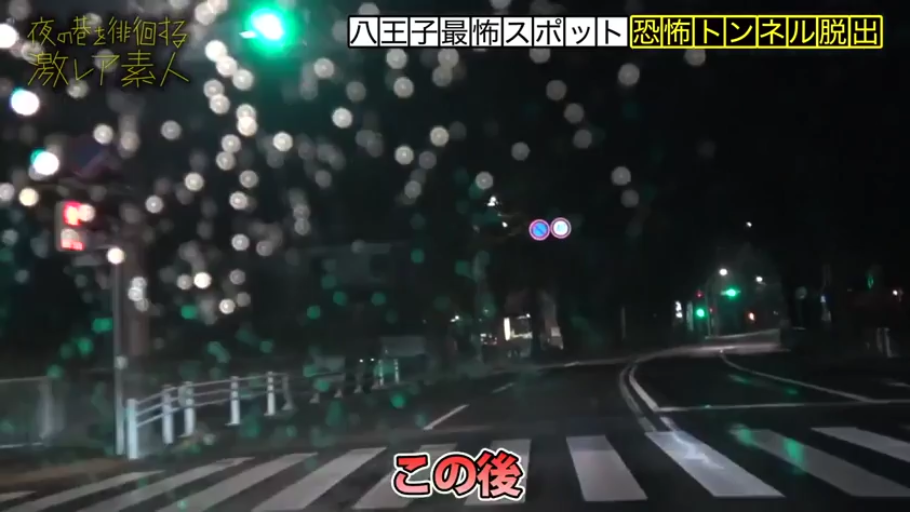 室内 · 室内 · 站立 · 针织衫 · 上半身 · 黑色衣物 · 沉迷 · 闻嗅