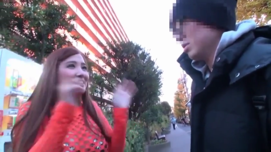 中景 · 笑容 · 户外街头 · 素人风格 · 站立对视 · 自动贩卖机 · 街头搭讪 · 红色镂空针织衫