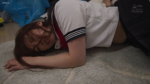 面部 · 苦痛 · 水手服 · 室内地毯 · 侧卧 · 俯视 · もがく · 蓝色塑料布