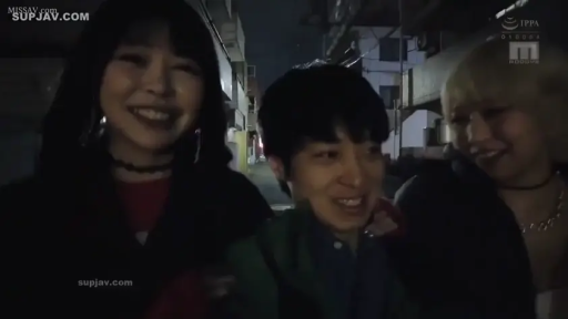 站立 · 半身特写 · 开心 · 休闲外套 · 三人合影 · 夜の通り · 微笑交谈