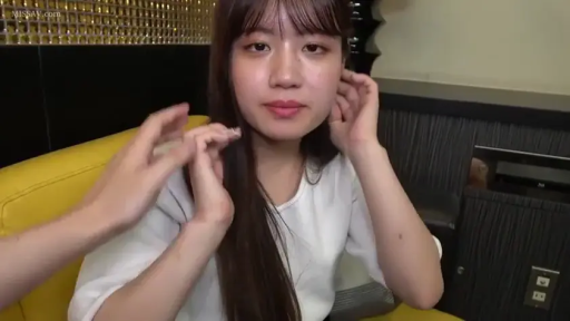 室內 · 坐姿 · 臉部特寫 · 平靜 · 沙发 · 抚摸 · 白衣