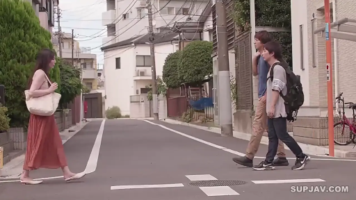 自然 · 远景 · 行走 · 挎包 · 休闲服 · 户外街道 · 路过 · 日本街景