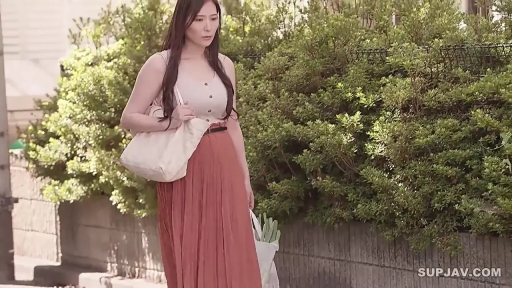 中景 · 自然 · 街道 · 無袖上衣 · 熟女 · 走姿 · 走路 · 购物袋