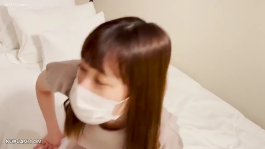 投入 · 俯身 · 脸部特写 · 卧室 · 口交 · 流汗 · 灰色长袖衫