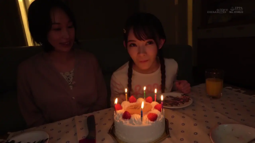 坐姿 · 中景 · 针织衫 · 餐厅 · 暗光 · 喜悦 · 生日蛋糕 · 庆生