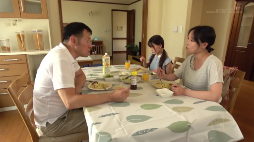 坐姿 · 全景 · 自然 · 餐厅 · 休闲服 · 用餐 · 餐具 · 家庭生活