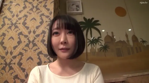 室内 · 坐姿 · 面部特写 · 注视镜头 · 短发 · 白色针织衫 · 自然表情