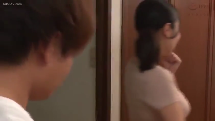 室内 · 站立 · 自然 · 対話 · プロット · ドア · T恤