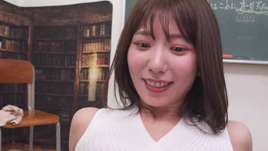 坐姿 · 教室 · 脸部特写 · 凝视 · 黑板 · 笑容 · 日本AV · 白色无袖针织衫