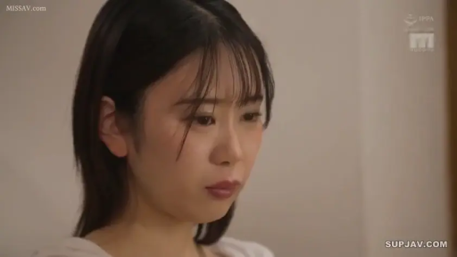 室内 · 顔部のクローズアップ · 白い上着