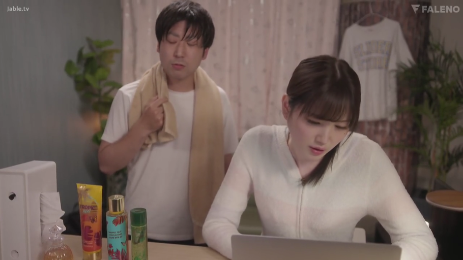 室内 · 坐姿 · 专注 · 剧情 · 笔记本电脑 · 办公 · 居家服