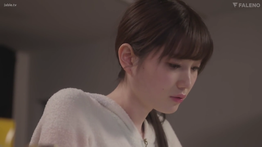 室内 · 忧郁 · 侧脸特写 · 思考 · 白色毛绒睡衣 · 微垂首 · 桥本有菜