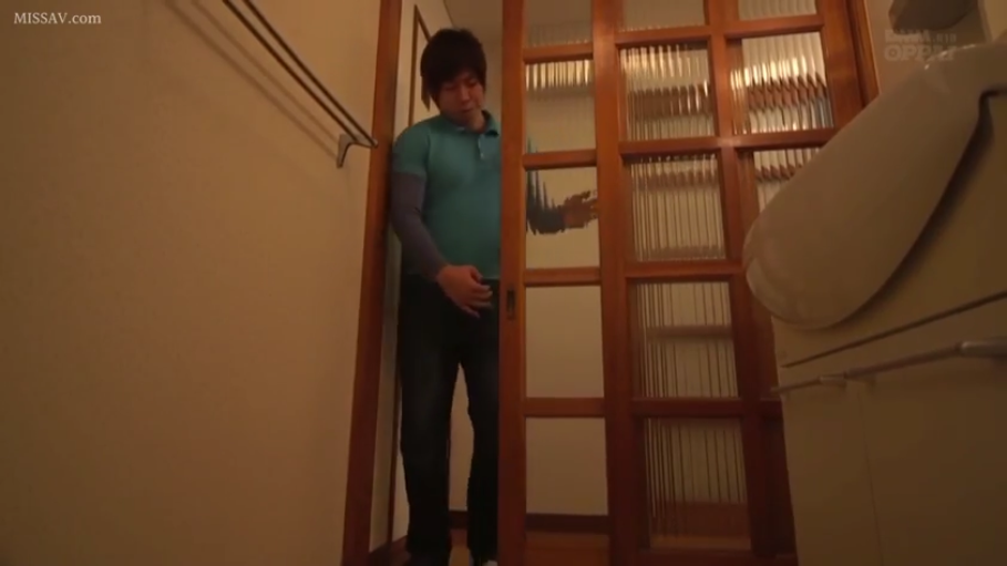 平静 · 洗手间 · 低角度拍摄 · 蓝色短袖衬衫 · 男人上半身特写