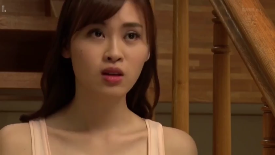 Indoor · Close-up of the face · Stairs · vest · Stare · 长发 · 惊讶 · 正面