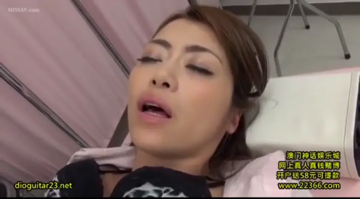 脸部特写 · 仰卧 · 便服 · 恍惚 · 日本AV · 检查床 · 诊所 · 乳射