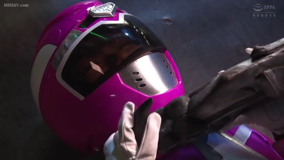 室内 · 头盔 · 惊恐 · 躺姿 · 头部特写 · 战队服 · 被掐脖 · 英雄题材