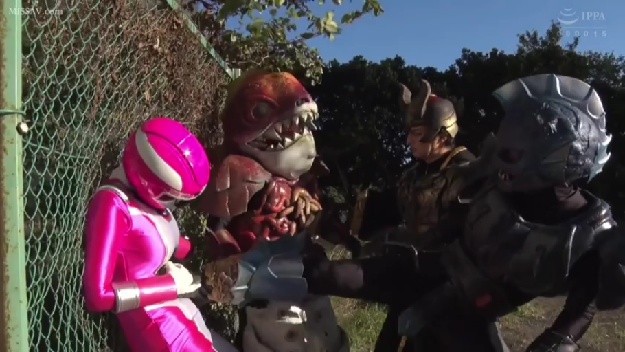 Medium shot · Against the wall · Outdoor · No expression · Humiliation · 铁丝网 · 战队服 · 特摄