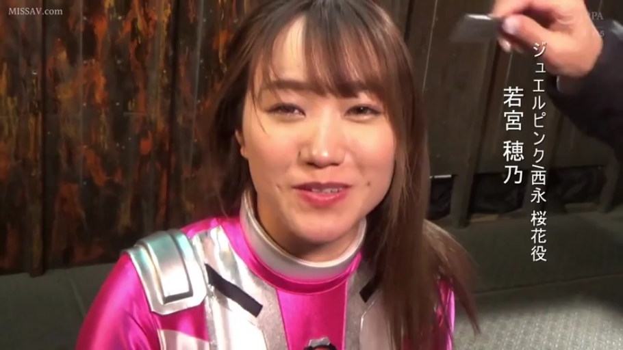 室内 · 脸部特写 · 微笑 · 访谈 · 正对镜头 · 战队服 · 卡片 · 日本女优