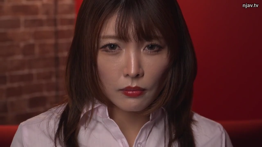 室内 · 严肃 · 白衬衫 · 面部特写 · 正坐 · 注视 · 长发