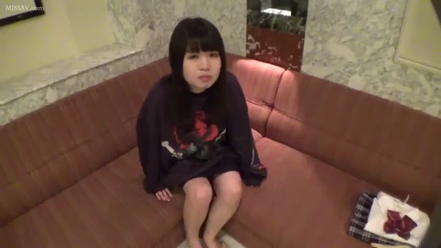 坐姿 · 全景 · 沙发 · 客厅 · 黑色卫衣 · 无辜 · 采访 · 面对